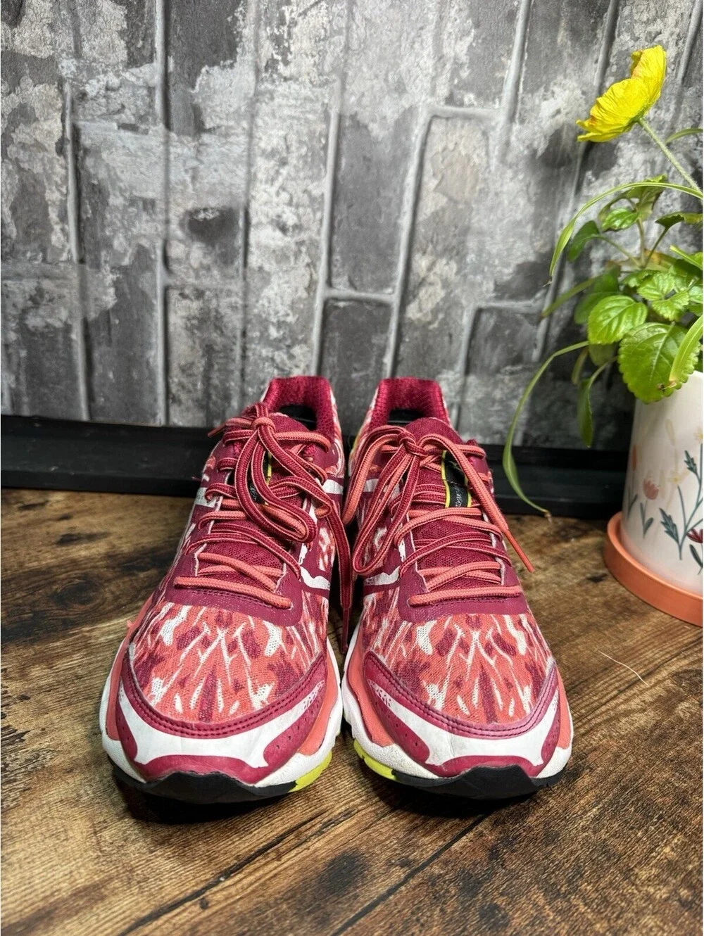 Mizuno J1GD1401 Women’s Red/Pink Low Top Lace-Up Logo Mesh Rubber Sneakers